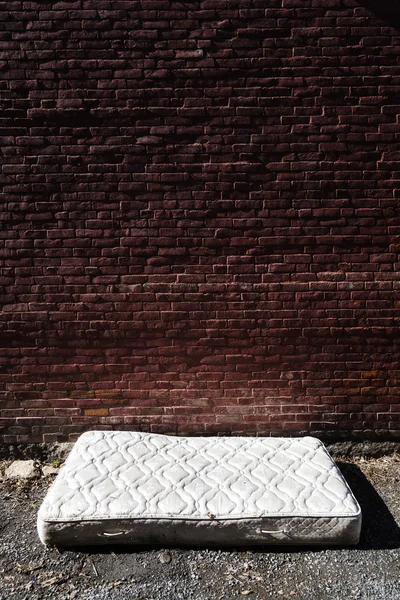 Eski ve pis terk edilmiş yatak — Stok fotoğraf