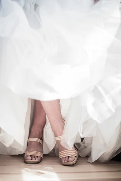 Gekruiste benen van een bruid — Stockfoto