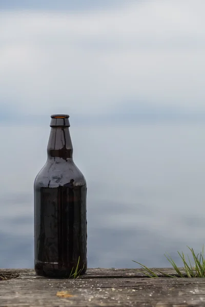 500 ml Flasche Bier geöffnet — Stockfoto