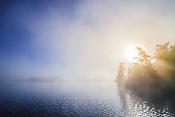 Lugna dimmigt sjön på morgonen — Stockfoto