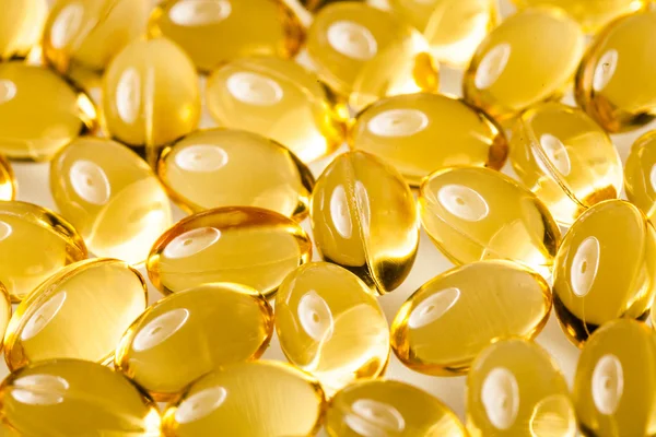 Beyaz bir tablo üzerinde şeffaf vitaminler — Stok fotoğraf
