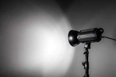 Beyaz ve parlak şekil oluşturulan ile Studio ışığı yanıp söner