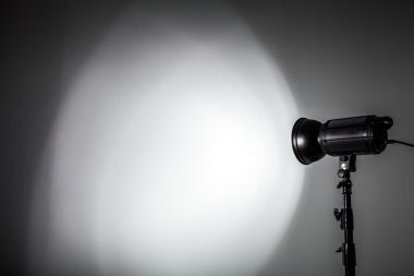 Beyaz ve parlak şekil oluşturulan ile Studio ışığı yanıp söner