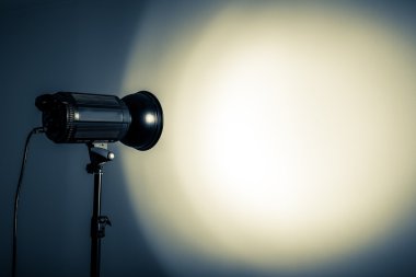 Beyaz ve parlak şekil oluşturulan ile Studio ışığı yanıp söner