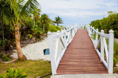 Plaja gitmek için romantik geçit