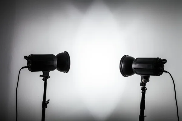 Forma branca e brilhante criada com flashes de luz de estúdio — Fotografia de Stock