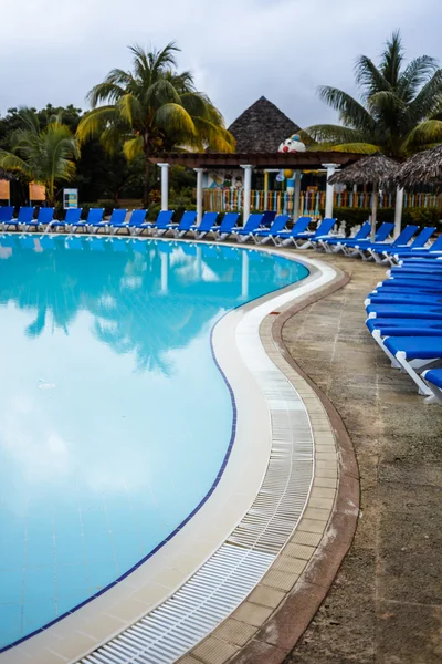 Piscina vacía en el complejo —  Fotos de Stock