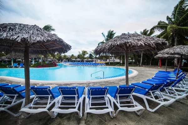 Piscina vazia no resort — Fotografia de Stock