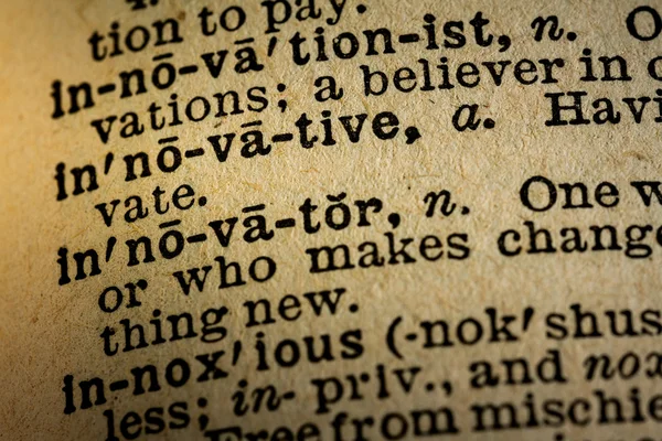 Close-up da palavra INOVATIVA e sua definição — Fotografia de Stock