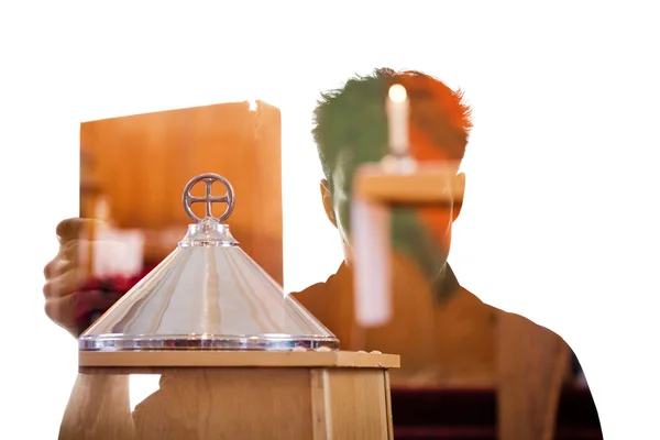 Figura del hombre en silueta mostrando un libro religioso — Foto de Stock