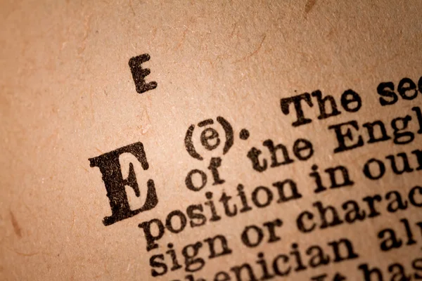 Close-up de um E, a quinta letra do alfabeto latino — Fotografia de Stock