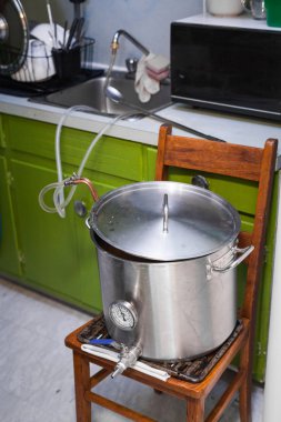 Bir demlemek bira musluk suyu ve bir soğutucu kullanarak Wort soğutma