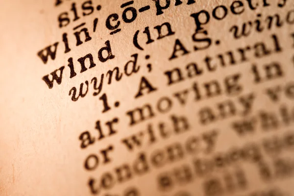 Close-up de um Dicionário Aberto mostrando a Palavra WIND — Fotografia de Stock