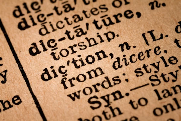Close-up de um Dicionário Aberto mostrando a Palavra DICTION — Fotografia de Stock