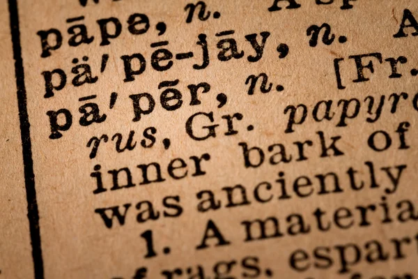 Gros plan d'un dictionnaire ouvert montrant le mot PAPIER — Photo