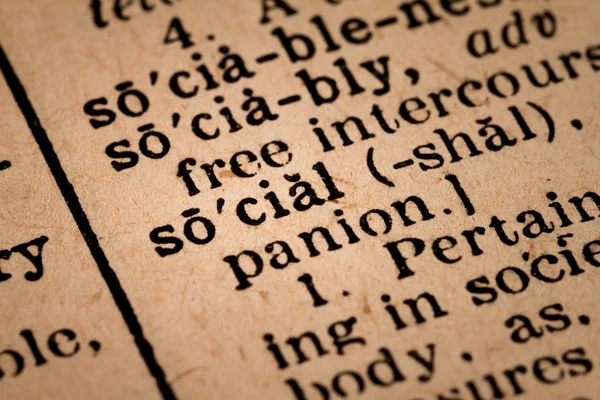 Κοντινό πλάνο ενός άνοιξε λεξικό που παρουσιάζει η λέξη κοινωνικών — Φωτογραφία Αρχείου