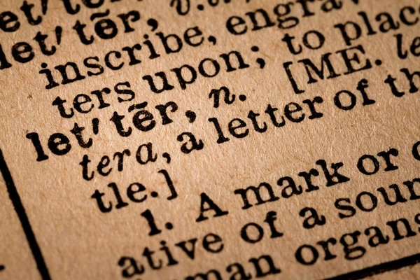 Close-up de um Dicionário Aberto mostrando a Palavra LETTER — Fotografia de Stock