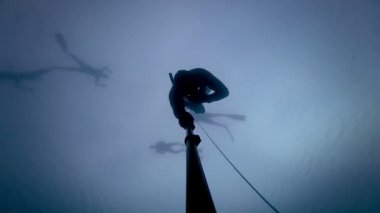 20 m veya 60 feet gidiş ve bir serbest düşüş yaşandığı Freediver.