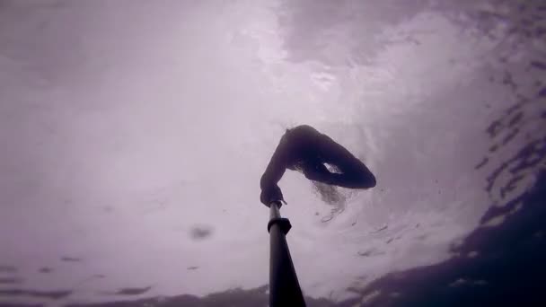 Freediver melakukan bebek menyelam sepanjang tebing batu — Stok Video