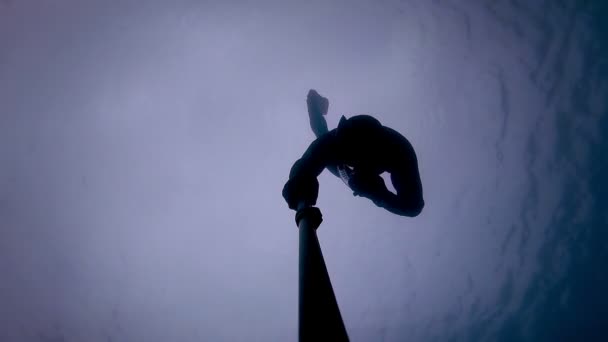 Freediver Ir bajo el agua por un tiempo y profundo y también pasar bajo la plataforma de madera . — Vídeos de Stock