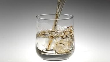 180 fps süper ağır çekim viski bardağına dökme