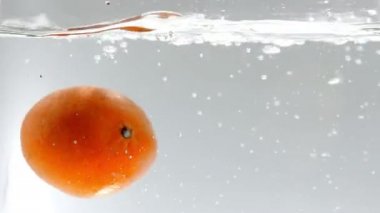 180 fps süper ağır çekim Clementine düşen temiz suya