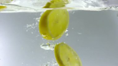 180fps süper ağır çekim limon dilimleri içine düşme temiz su