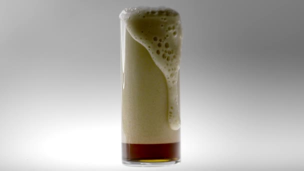 180fps Super Slow Motion Espuma de cerveza marrón en vidrio — Vídeos de Stock