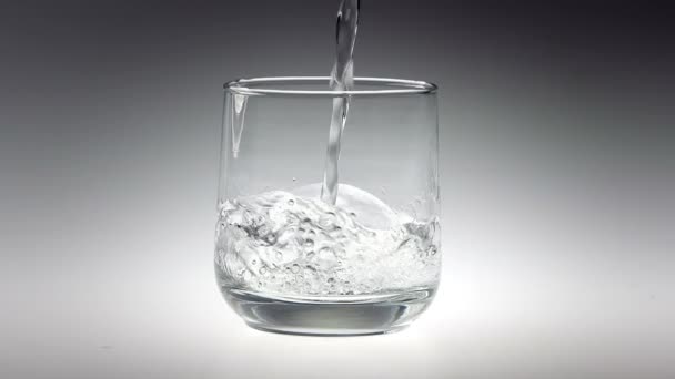180fps Super Slow Motion perlivá voda a citronu do skla — Stock video