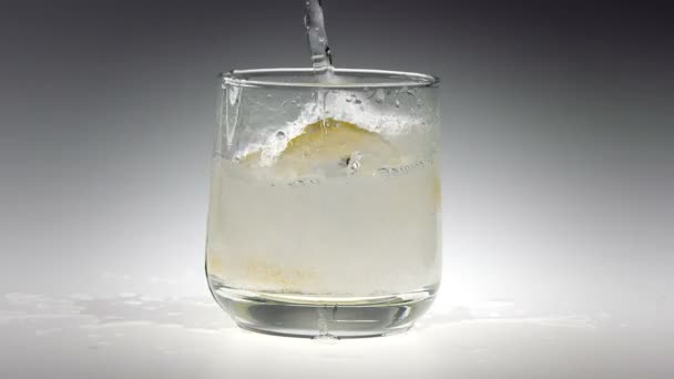 180 ips Super lents cubes de glace de mouvement tombant dans le verre d'eau pétillante 