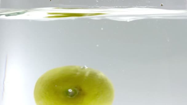 180fps Super Lent Motion Citron Tombé dans l'eau claire 