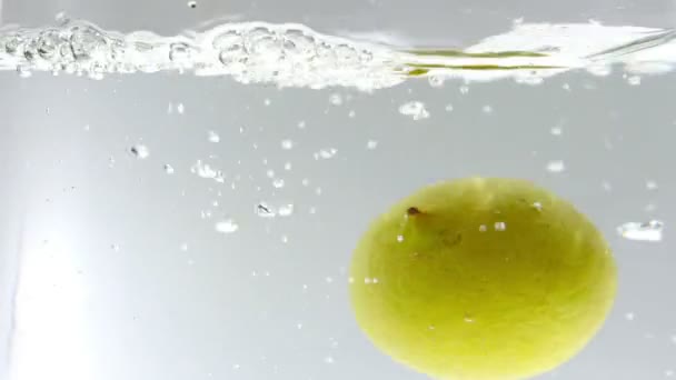 Limone Super Slow Motion 180fps che cade in acqua limpida — Video Stock