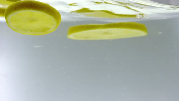 180fps super lent mouvement tranches de citron tombant dans l'eau claire 