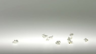 Beyaz yüzeye düşen 180 fps süper ağır çekim patlamış mısır
