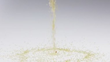 Beyaz yüzeye düşen 180 fps süper ağır çekim susam