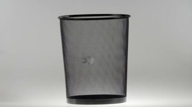 180fps süper ağır çekim bir depo gözüne düşüyor kağıt topu buruşuk.