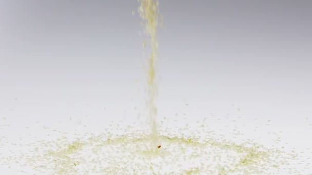 180fps Super Slow Motion semillas de sésamo cayendo en la superficie blanca — Vídeo de stock