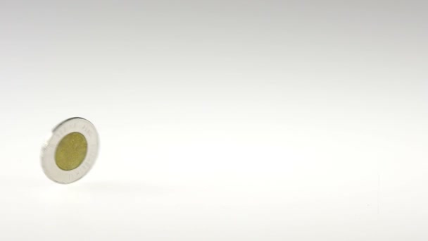 180fps Super ralenti Toonie de mouvement tournant sur un fond blanc 