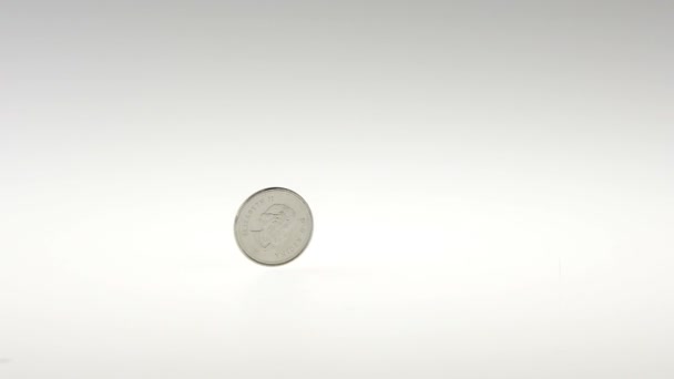 Loopable 180fps Super Slow Motion Quarter обертається на білому тлі — стокове відео