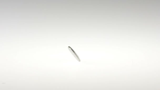Beyaz bir arka plan üzerinde 180fps süper ağır çekim çeyrek iplik — Stok video