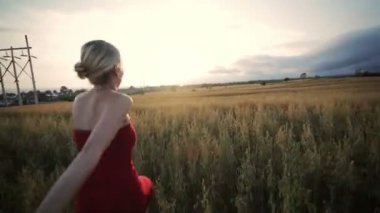 Mutlu Kadın Buğday Tarlasında Erkek Arkadaşını Çekiyor