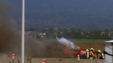 Montreal, Quebec, Kanada yakınlarındaki Otoyol'da kamyonet yanıyor