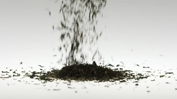 Супер повільний рух чорний чай падає на білому тлі — стокове відео