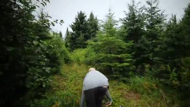 Något av någon som springer efter en kvinna ensam i skogen — Stockvideo