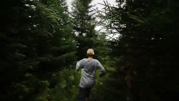 Кто-то бежит за женщиной в одиночестве в лесу — стоковое видео