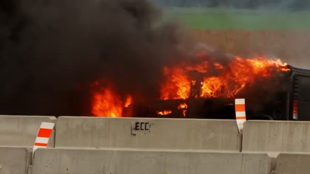 Camión de recogida en llamas en la autopista cerca de Montreal, Quebec, Canadá — Vídeo de stock