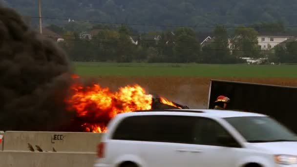 Camion de ramassage en feu sur l'autoroute près de Montréal, Québec, Canada — Video