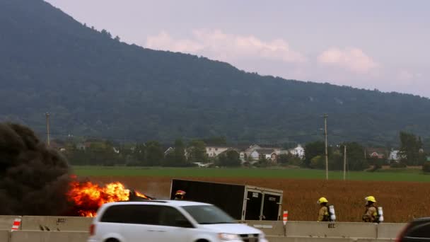 Pick-up truck in brand op de snelweg in de buurt van Montreal, Quebec, Canada — Stockvideo