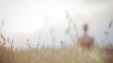 Güneş ve zevk yaşam son ışın emici kadın