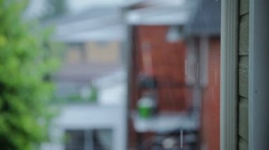 Yağmurlu bir günde soyut bulanık Video bir banliyösünde